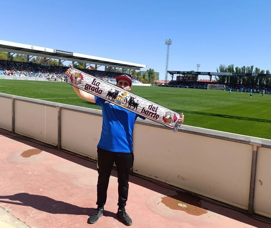 GradaDelBarrio's tweet photo. Desde Garrido a San José
de Pizarrales hasta el Zurguén.
Voy de Tejares al barrio Vidal, del alto del Rollo a la Universidad.🤍🖤🏁
In Memoriam X La Grada Del Barrio
#ClassicRetro
@UnionistasCF
@TuOtraBonita https://t.co/KwUNEBxifp
