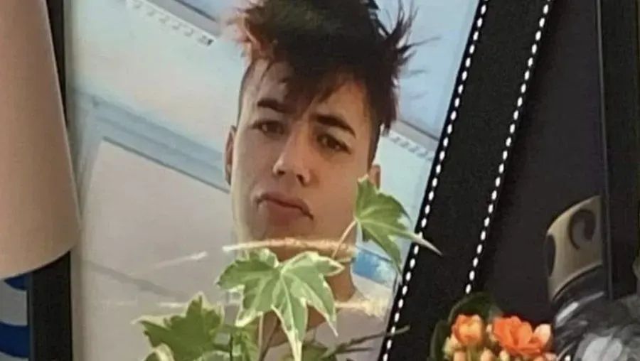 18.09.21, Idar-Oberstein: Der 20jährige Alexander W., der am Wochenende als Kassierer in einer Tankstelle arbeitet um sich seinen Führerschein zu finanzieren, wird durch einen Kopfschuss ermordet. Der Täter folgte rechten Accounts und teilte Verschwörungstheorien. #KeinVergessen