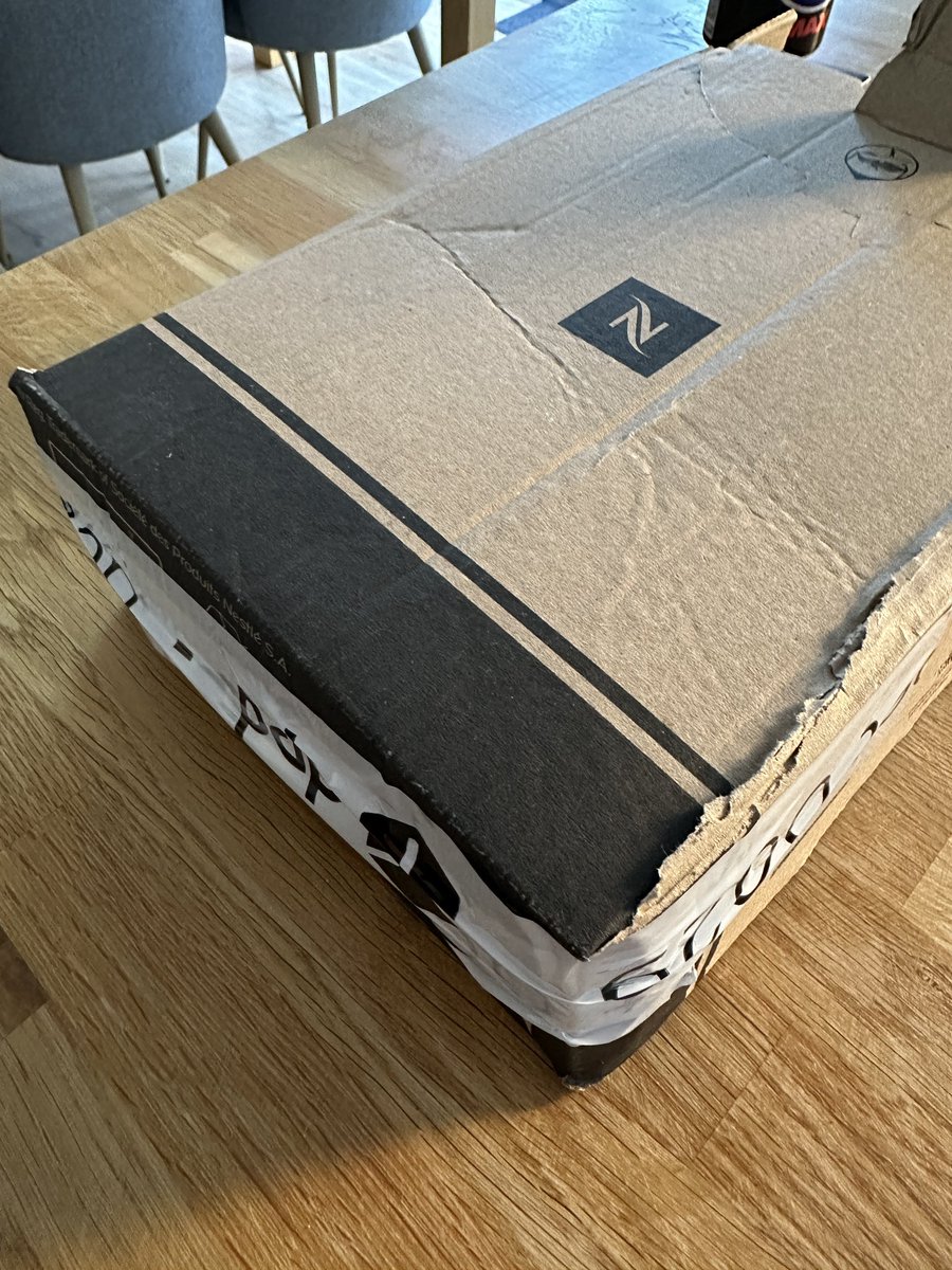 cryptobja's tweet photo. Morning @NespressoUK. We have had yet another damaged delivery from you yesterday. https://t.co/MrMKDmqIL5