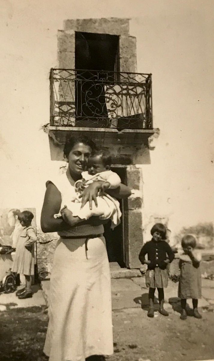 Tras huir de Madrid, ser detenida en Barcelona, escapar a Francia y vivir en San Sebastián, en 1938 mi tía abuela ROSARIO DE VELASCO llega con su bebé y su marido Javier a Las Machorras, un pequeño pueblo pasiego de Burgos donde su familia se ha refugiado. 

Sigue hilo 🧵
