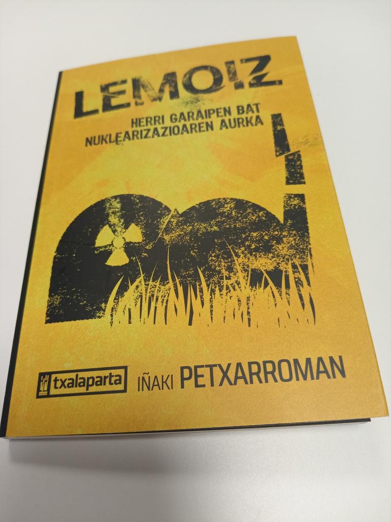 petxarroman's tweet photo. Laster izango duzue ' Lemoiz, herri garaipen bat nuklearizazioaren aurka' irakurtzeko aukera. 40 urte bete dira aurten martxan jartzear zen zentral nuklearraren proiektua bertan behera utzi zutela. @txalapartatik argitaletxesk argitaratu du liburua. https://t.co/9MKOHBVxa0
