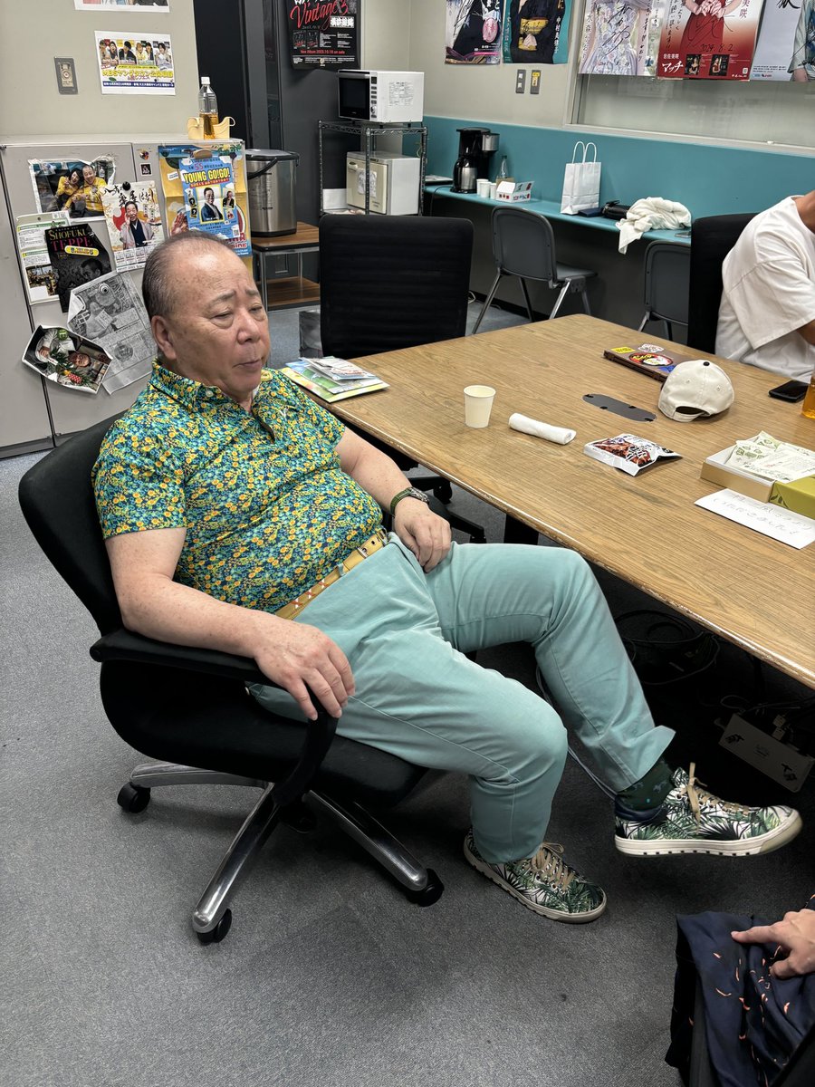 konchan1179's tweet photo. 靴下まで緑色のコンちゃん。

悦子アナに「普通、緑って目に優しいのに、
これはちょっとチカチカするねえ〜」と
言われていました。

改めて見ても緑すぎる。

#コンちゃん観察日記 https://t.co/Iu8SV1dGAP