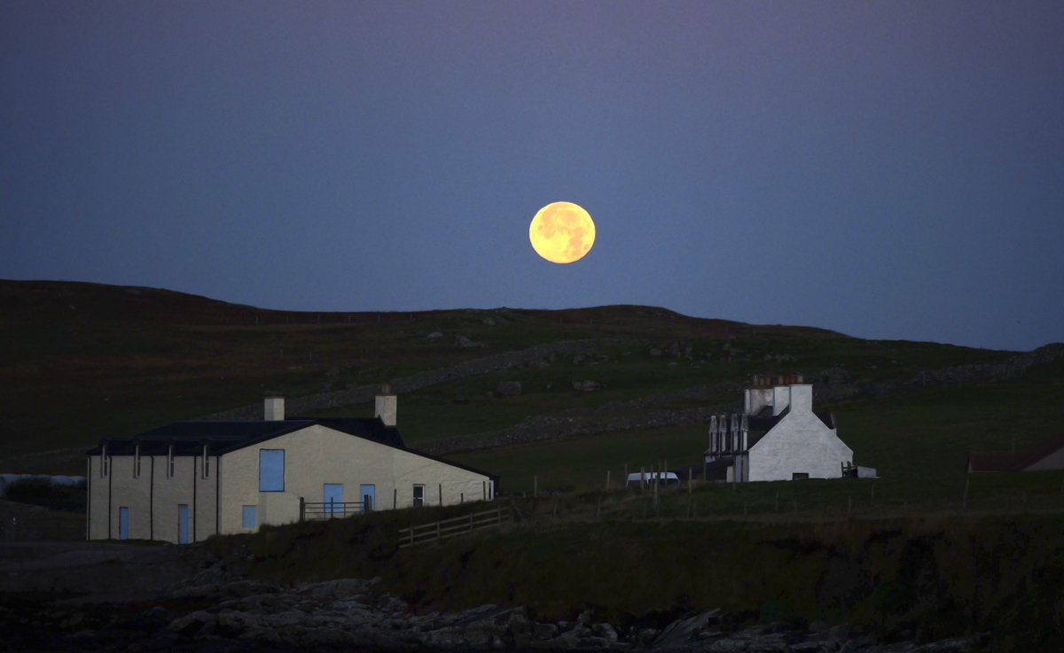 Moonset this morning…
#burravoe #yell #shetland