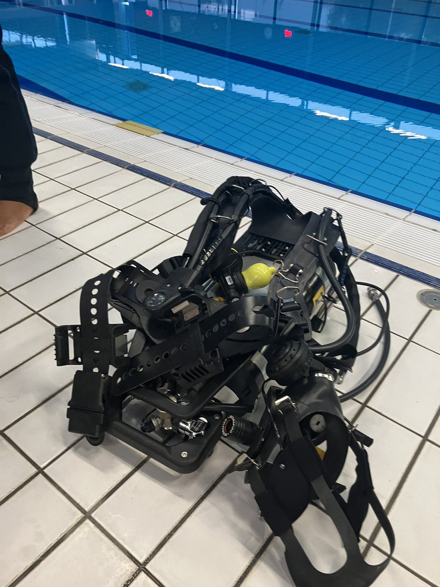 berryduin's tweet photo. Vandaag de introduik met de nieuwe duiksets van @InterspiroNews, de Divator Pro. Alle duikers doen opnieuw de basistrim en maken kennis met de vernieuwde DP1.  #ploegb @BrandweerFrl @brandweerlwd https://t.co/QfI9yBL9C6