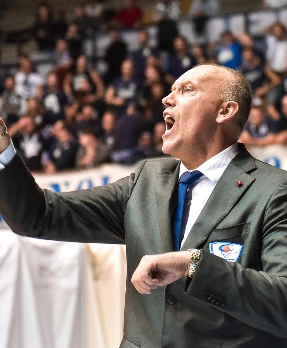 MatteoCazzulani's tweet image. Difesa, intensità, e tanto allenamento sono i tratti distintivi di Rimas Kurtinaitis, l'ex Cantù oramai prossimo alla nomina a capoallenatore della Lituania.

Ne ho scritto su @BasketMagazine 👇🏽

basketmagazine.net/bm-sulle-strad… 

#Lietuva
#LTU
#VTB 
#LBA (ex)
#Cantù (ex)
#plkpl (ex)