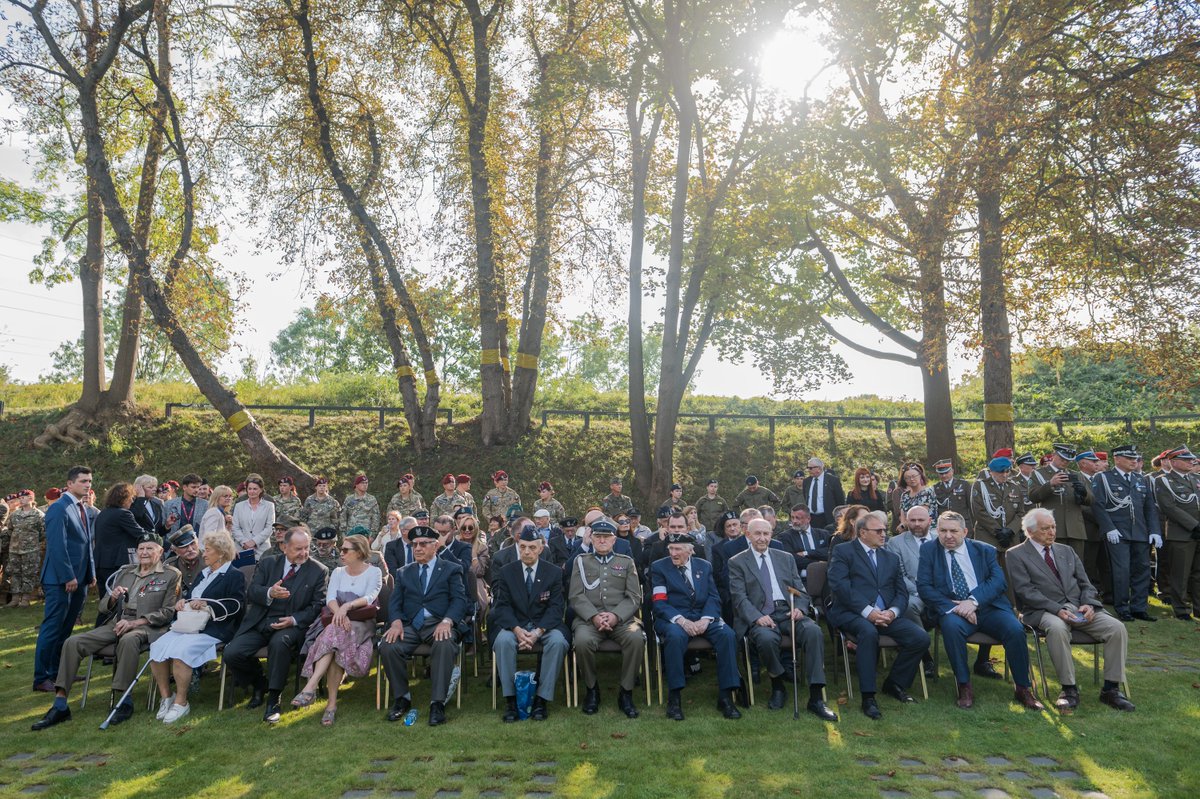 W Muzeum Wojska Polskiego odbył się apel "Na straży pamięci!" związany z 85. rocznicą sowieckiej agresji na Polskę z udziałem kombatantów i weteranów, wojska oraz prawie 700 uczniów klas mundurowych i członków organizacji proobronnych.