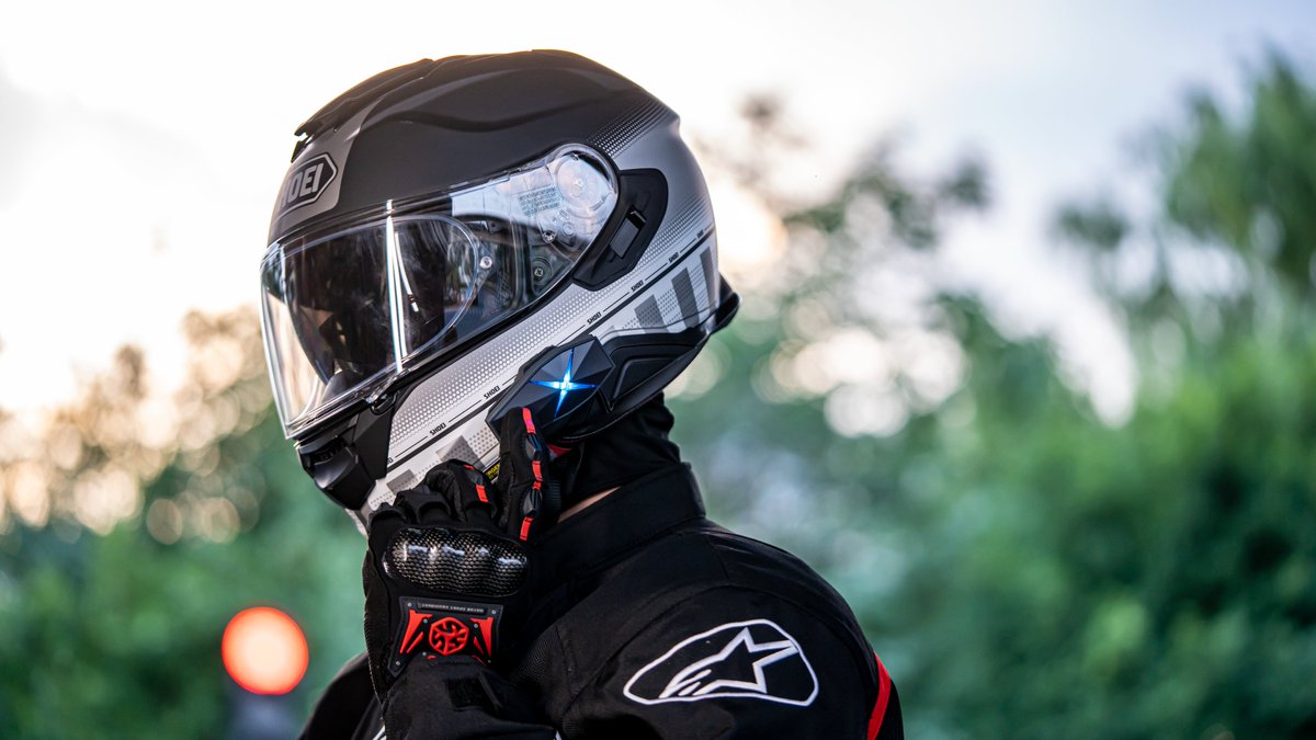ASMAXWorld_JP's tweet photo. 💡 ASMAXのインカム、LEDライトがとってもクールです!
カラーチェンジが自由自在で、見た目もバッチリ🌈✨
🔹 多彩なカラーに切り替え可能
🔹 目立つデザインで注目度抜群
#ASMAX #LEDライト #カラフル #ASMAXWorld #ASMAXF1 #バイク #モトブログ #インカム #バイク用インカム https://t.co/Qf46M3j8sb