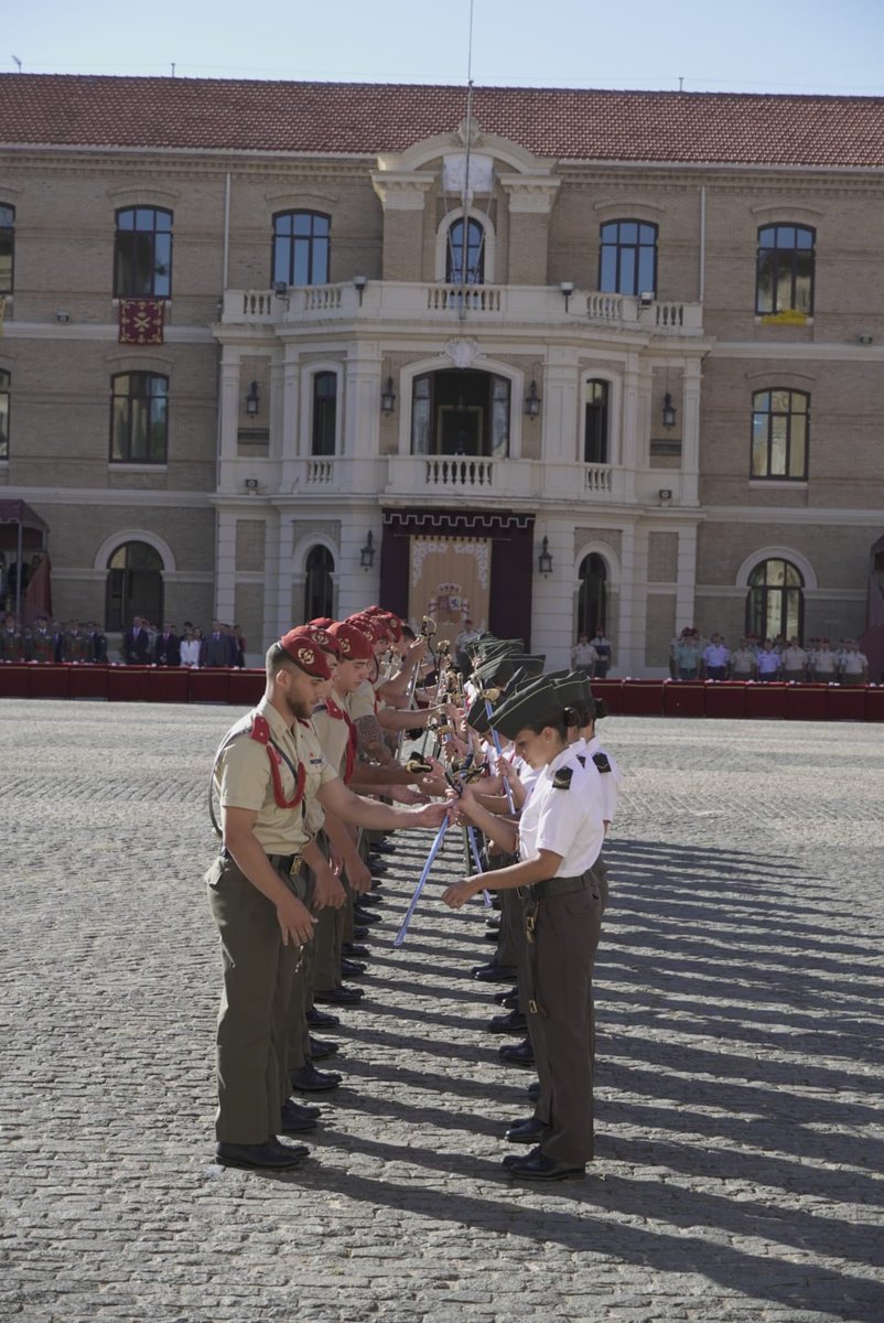 MADOC_ET's tweet photo. Las cadetes de primer curso de la Academia General Militar #AGM_ET #Zaragoza reciben el sable distintivo de oficial de sus compañeros de cursos superiores @EjercitoTierra @guardiacivil y Cuerpos Comunes.

▶️https://t.co/PDuTrUx4mS https://t.co/ZgHajGdQCB