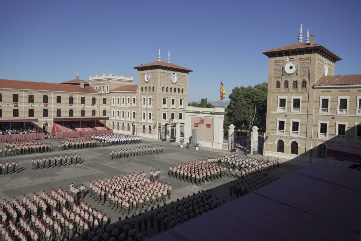 MADOC_ET's tweet photo. Las cadetes de primer curso de la Academia General Militar #AGM_ET #Zaragoza reciben el sable distintivo de oficial de sus compañeros de cursos superiores @EjercitoTierra @guardiacivil y Cuerpos Comunes.

▶️https://t.co/PDuTrUx4mS https://t.co/ZgHajGdQCB