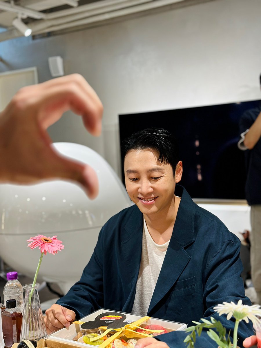 [#김동욱 - Series]
✨디즈니+ 오리지널 시리즈 <강매강> 5-6화 공개✨

키동이가 동욱 배우 찍으니 ’탄식‘ 승우 배우가 하트를 넣어주었어요. 센스에 탄식이! 유빈 반장님과 탄식 지금 바로 보러가자😉

#KimDongWook #강매강 #김동욱드라마 #SeoulBusters