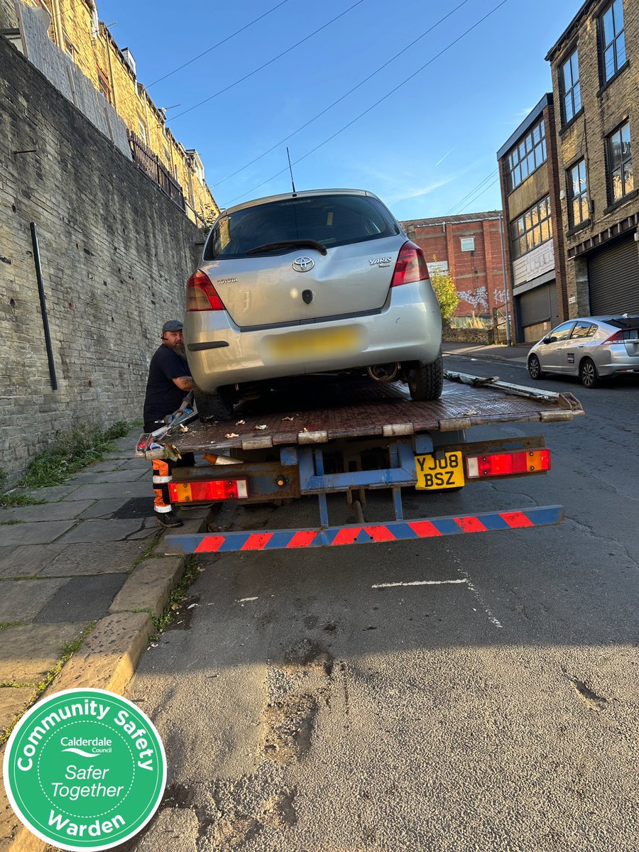 TEAM 1 | 

Early morning start for Team 1, with wardens 311 and 318 lifting this abandoned vehicle!

To report an abandoned vehicle, please see below 

👉 new.calderdale.gov.uk/dio/report-aba… 

<a href="/warden_liz/">CSW Liz 318</a> | <a href="/CswSamual/">Samual</a> | #AbandonedVehicle | #SaferCalderdale