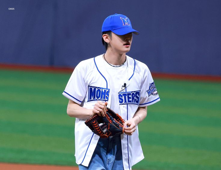 TXTHALLOFFAME's tweet photo. CHOI YEONJUN is first idol and second male artist to be invited to throw the first pitch on the show A CLEAN SWEEP https://t.co/QvijygYTOf