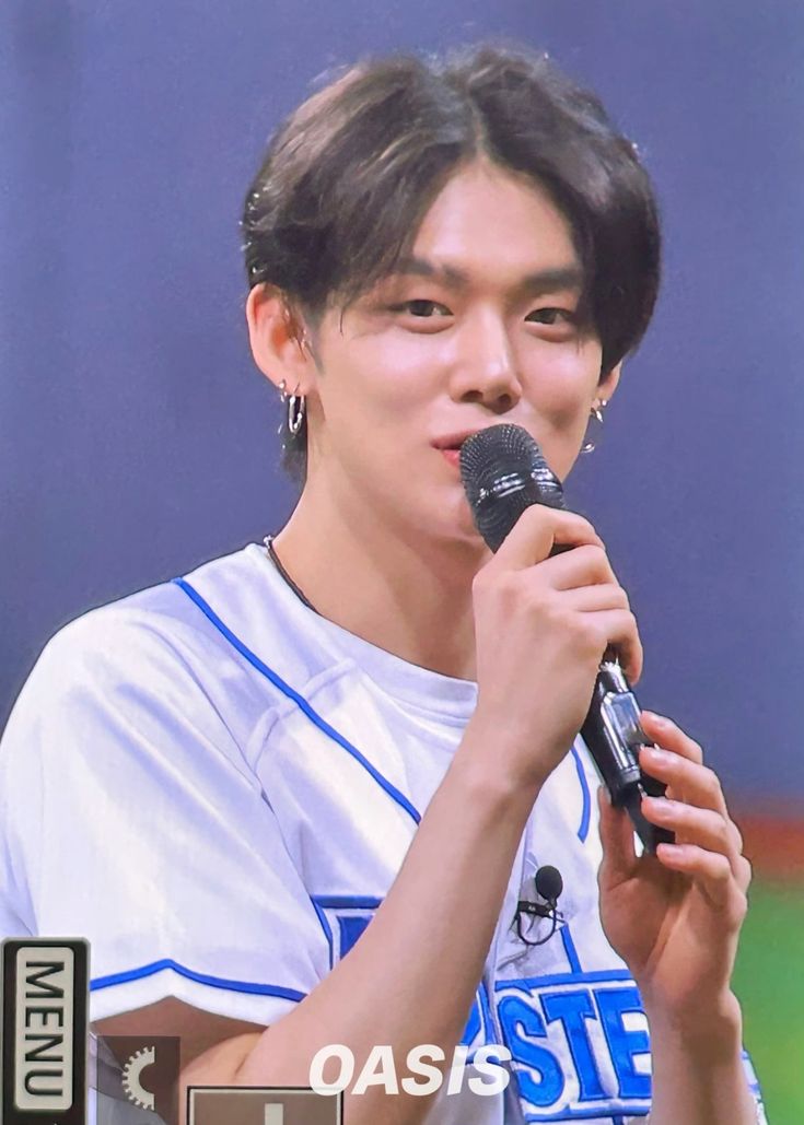 TXTHALLOFFAME's tweet photo. CHOI YEONJUN is first idol and second male artist to be invited to throw the first pitch on the show A CLEAN SWEEP https://t.co/QvijygYTOf