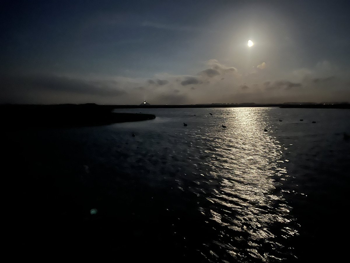 Team_Crecca's tweet photo. C’est toujours beau avec la lune…

#LobbyCoinCoin
#Nature 
#photoghraphy https://t.co/xOUi4ZlS1h