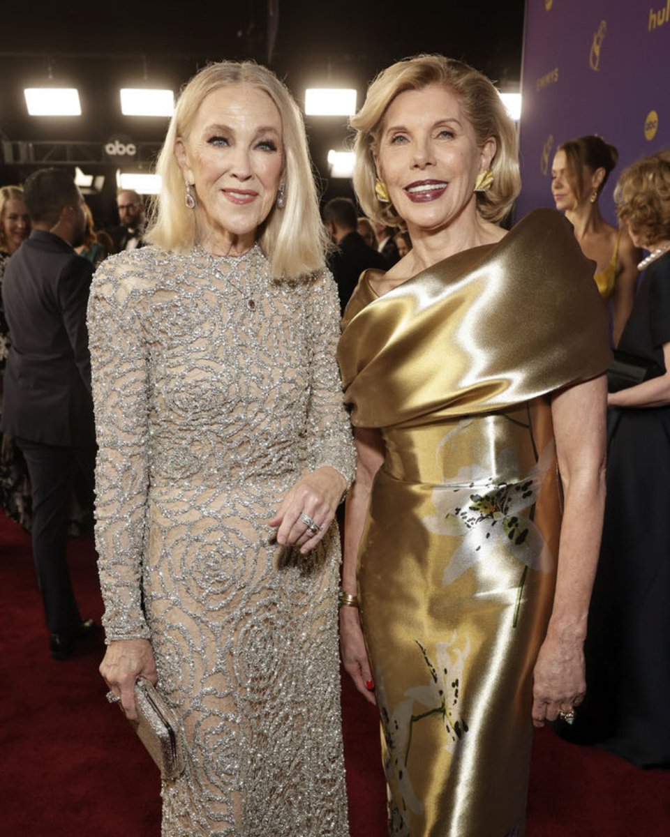 BaranskiSource's tweet photo. Did someone say icons? #NewPhotos Christine and Catherine O'Hara, both stunning in Oscar de la Renta, on the Emmys red carpet ✨

📷 @TimelessCeleb 

🏷#christinebaranski #queenbaranski #catherineohara #primetimeemmyawards #emmys #redcarpet #oscardelarenta
#emmyawards https://t.co/o0K0fDOqnP