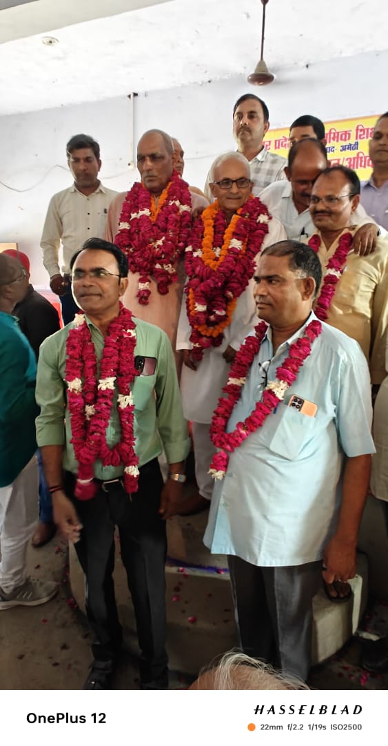 UPPSSamethi's tweet photo. उत्तर प्रदेशीय प्राथमिक शिक्षक संघ जनपद अमेठी
त्रैवार्षिक निर्वाचन में निर्वाचित नवीन जिला कार्यकारिणी
जिला अध्यक्ष-श्री अशोक कुमार मिश्र
मंत्री-श्री अरुण कुमार सिंह
कोषाध्यक्ष-श्री राजेश कुमार तिवारी
वरिष्ठ उपाध्यक्ष-श्री शशांक शुक्ल
संयुक्त मंत्री-श्री वीरेंद्र कुमार यादव जी https://t.co/2EI2ZGhy86