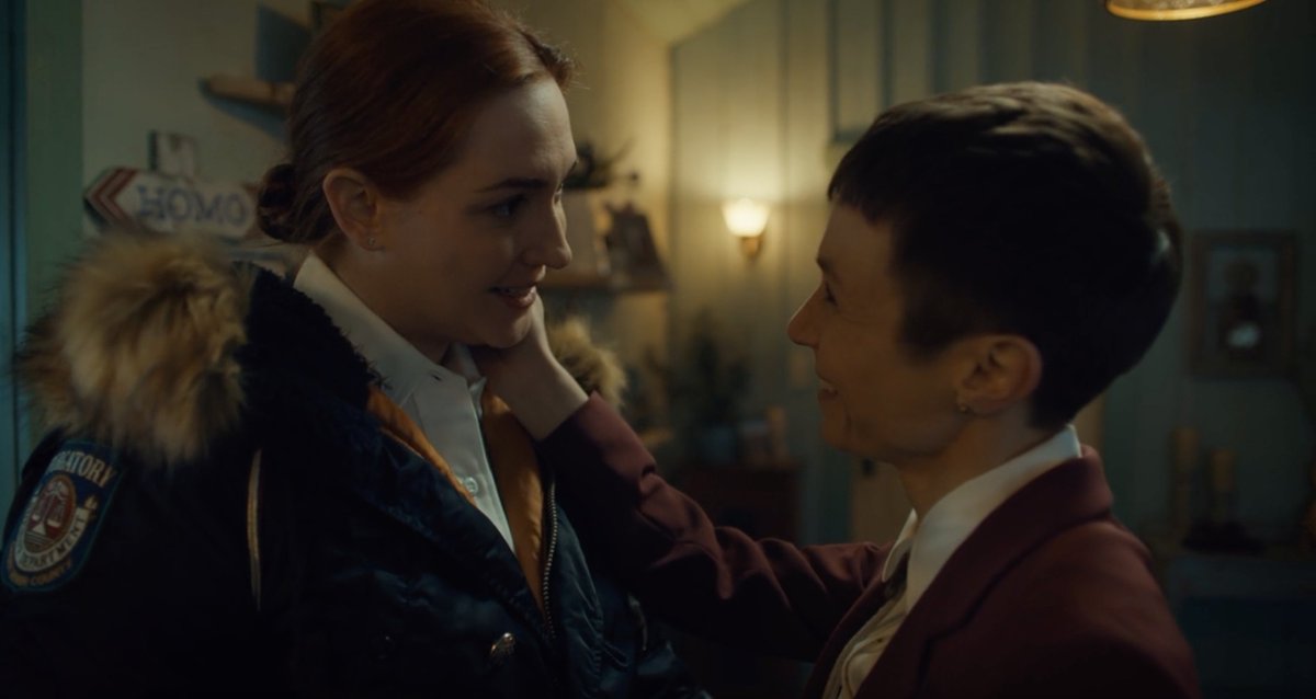 DragonNamedBinx's tweet photo. Waverly's hands cupping Nicole's face in #Vengeance. #WayhaughtWednesday #WynonnaEarp https://t.co/utB5ZiXh3w