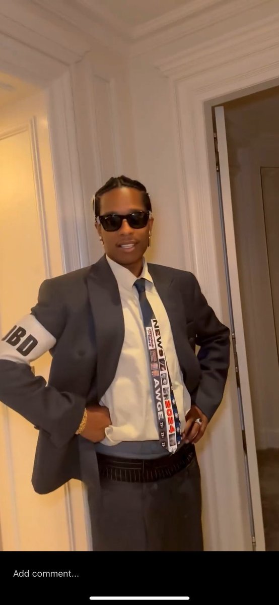 C'est donc ça la mode ?
J'avoue que j'y comprendrai jamais rien 🤧🤧