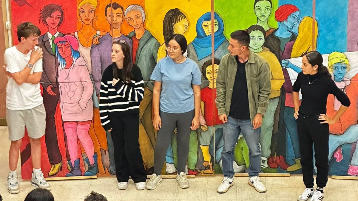 CTrimaran's tweet photo. C'est Bastia avec les jeunes au lycée Frédéric Scamaroni que nous avons joué notre spectacle "Nous Sommes Tous..." Cela avec un groupe participatif lors des débats, avec notamment beaucoup de questions autour des discriminations LGBT+. 👏👏
@Sports_gouv @DILCRAH  @UNFP  @ccas_fr https://t.co/PEQSjb2iEb