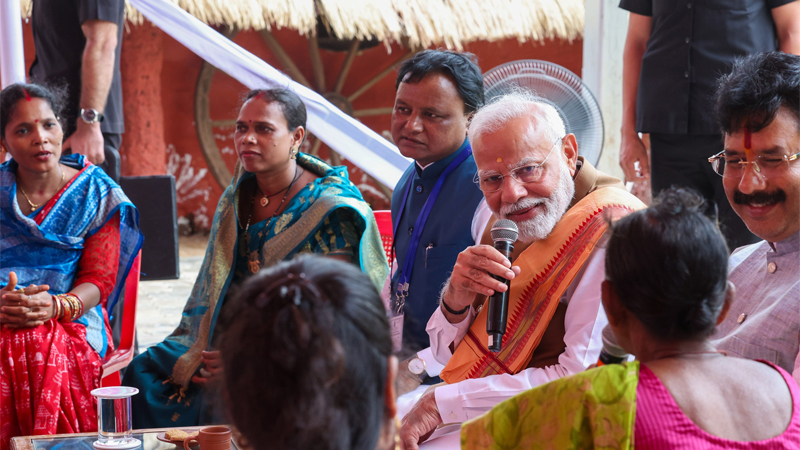KamalSandesh's tweet photo. PM interacts with PM Awas Yojana beneficiaries in Bhubaneswar, Odisha  https://t.co/qDGofEPldC

 #PMModiji #NarendraModii #KamalSandesh #BJPGovernment #Odisha https://t.co/mM4iFNLo2t