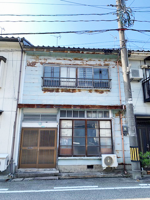 uozu_city's tweet image. 【100円空き家バンク】
＜物件紹介＞ 
▶場所：魚津市金浦町１番25号
▶建築時期：昭和32年
▶構造：木造２階建て
▶間取：１階⇒３部屋＋キッチン、２階⇒４部屋
▶募集期間：９月１日(日)～９月30日(月)

詳しくはこちら👇
uozu-akiya.jp/100yen/100-002/

#魚津 #100円空き家バンク