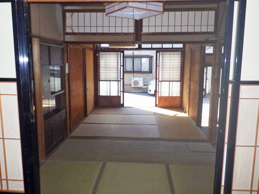 uozu_city's tweet image. 【100円空き家バンク】
＜物件紹介＞ 
▶場所：魚津市金浦町１番25号
▶建築時期：昭和32年
▶構造：木造２階建て
▶間取：１階⇒３部屋＋キッチン、２階⇒４部屋
▶募集期間：９月１日(日)～９月30日(月)

詳しくはこちら👇
uozu-akiya.jp/100yen/100-002/

#魚津 #100円空き家バンク