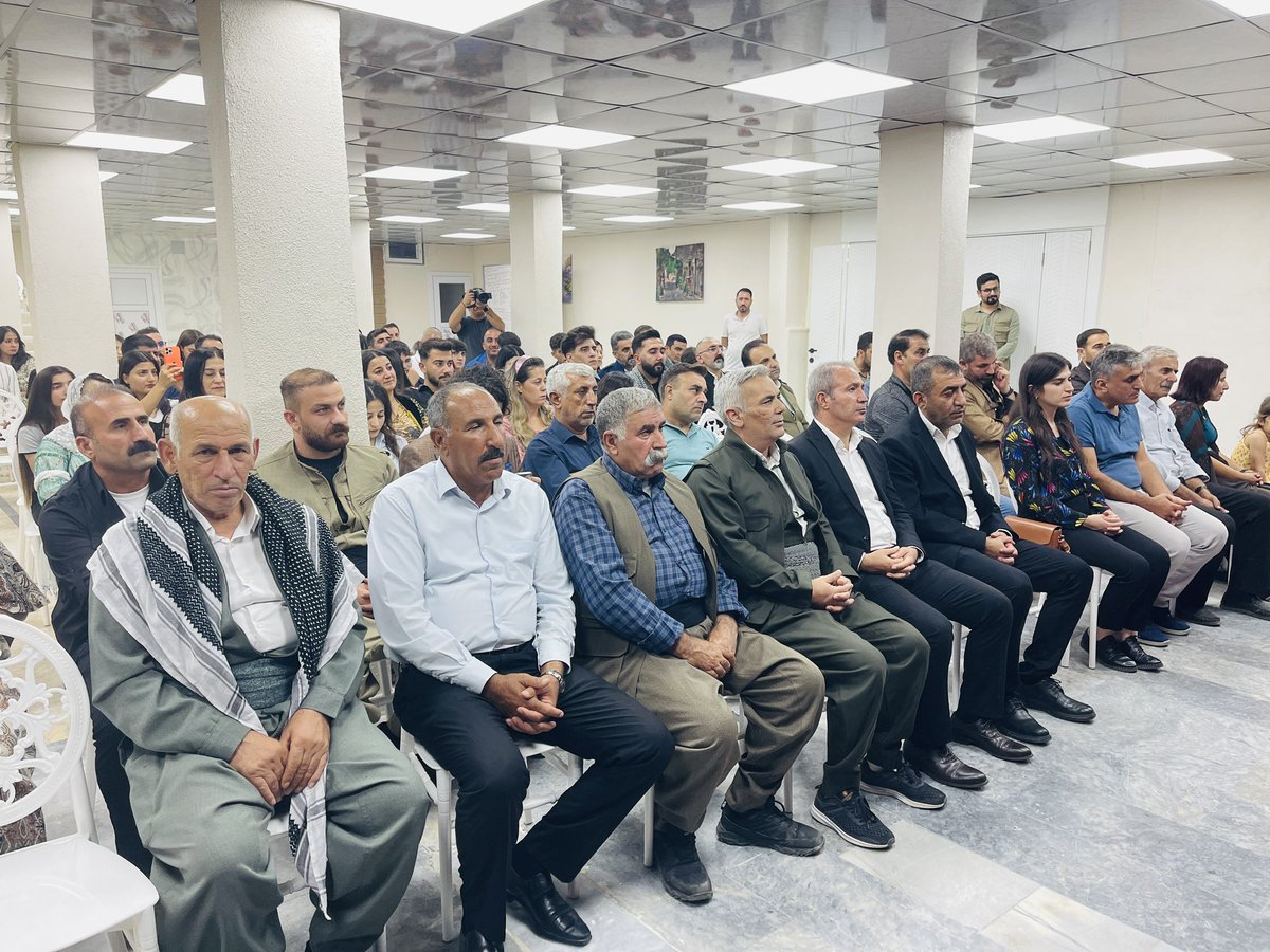 Asta yekem a zandûr ziman a ku ji aliyê navenda çand hûner û ziman ya Ayşe Şanê ve hatî lidarxistin nêzî çil şagirtan bawername xwe sitandin. 

Em jî şagirt û mamosteyên xwe pîroz dikin 

Ziman me Nasname ye!