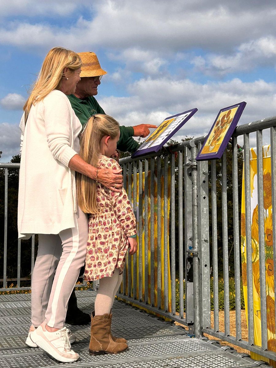 Wat een mijlpaal!
Binnen 1,5 maand al 10.000 bezoekers voor het veldschilderij Vaas met 15 zonnebloemen. Gisteren waren Ineke Nuijts en haar kleindochter Hanna de 9.999ste en 10.000ste bezoekers en dat werd natuurlijk gevierd met 15 prachtige zonnebloemen.
jaarvandezonnebloem.nl/nl