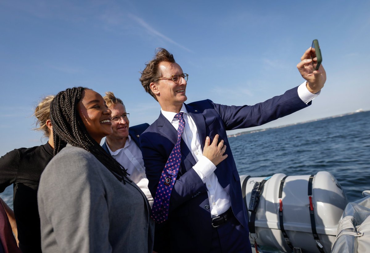 Hallo <a href="/HendrikWuest/">Hendrik Wüst</a>, wo kann man denn dieses Selfie sehen? #schwarzgruen