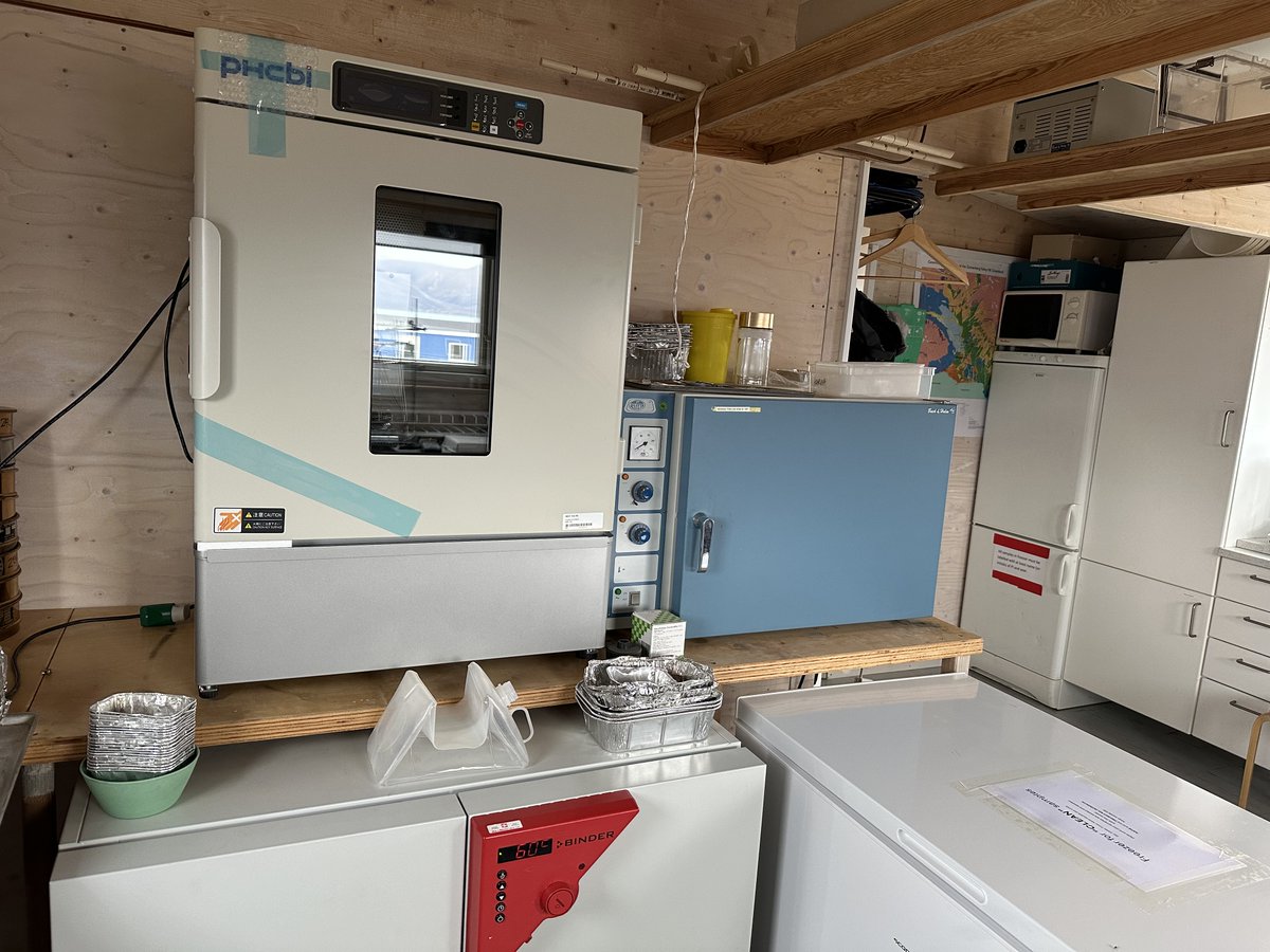 New equipment alert! We've installed a brand new incubator in our already crowded old wetlab at Zackenberg, generously donated by @Thomas Roslin. With a new building on the horizon in a few years, we're excited to expand our lab facilities and make room for further lab equipment.