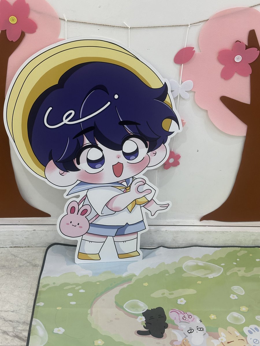 💙 예준이네 유치원

기다리면서 정말 더웠는데 물을 주셔서 정말 감사했어요🥹 스텝분들이 진짜 친절하셔서 힘들었지만 행복하게 구경했던 곳🥹 디피 되어있는 등신대, 그림 다 너무 귀여웠어요💙 나오기 전에 예준이에게 편지도 쓰고왔어용😚

#플리눈나_오눌은_내생일이야
#예준이의_생일을_축하해