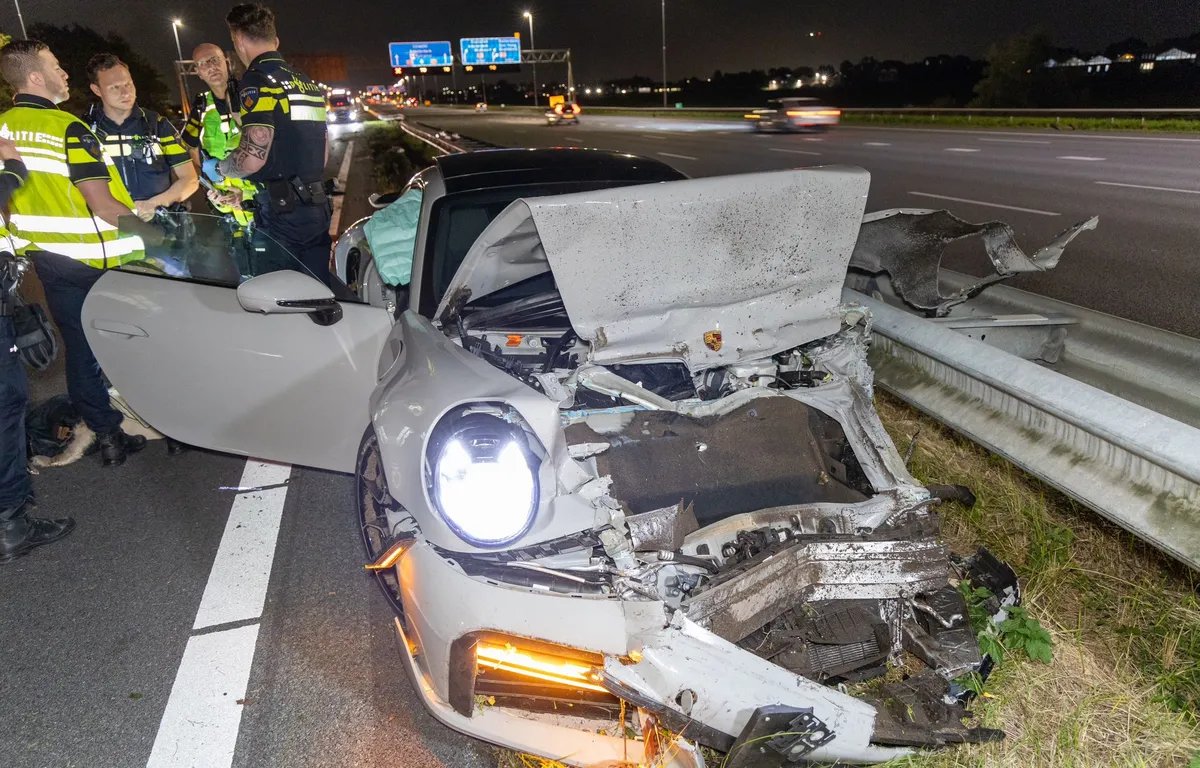 Peperdure Porsche total loss na aanrijding op A9 bij Zwanenburg dlvr.it/TDN0l3