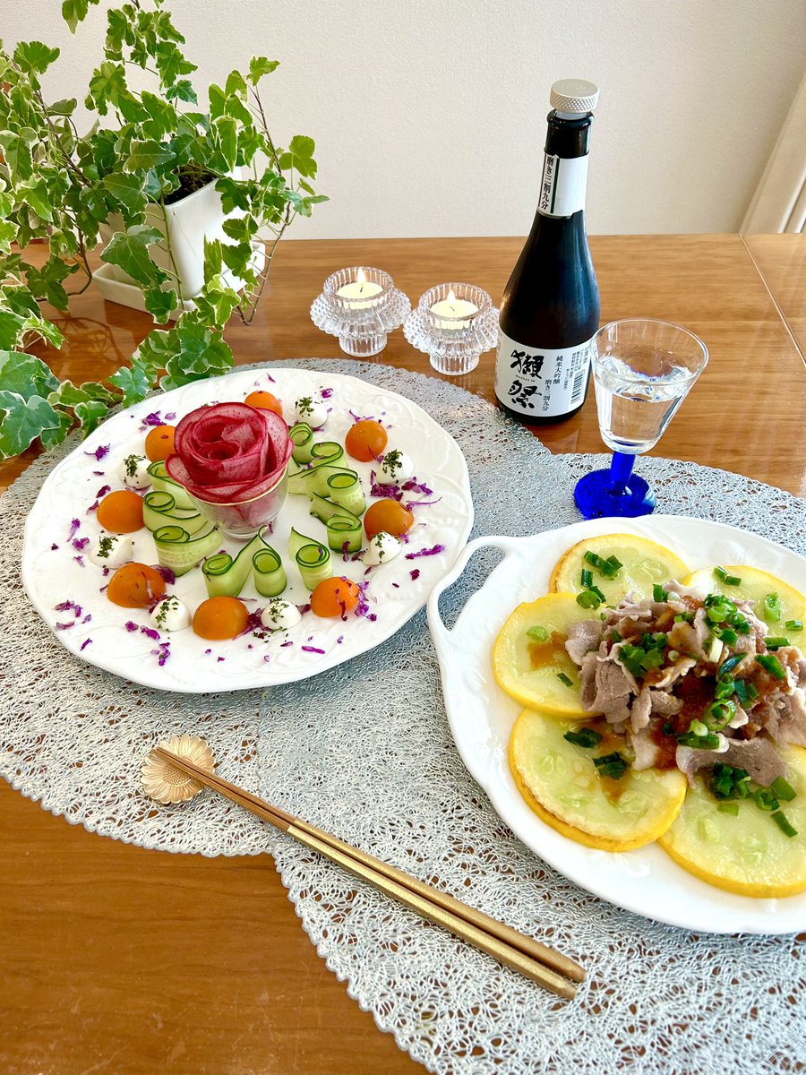 9SaF9rNmVM0UWx8's tweet image. 🌸🌸週の折り返し今日も一日🌸🌸
　　　おつかれ様でした♡

🎀昨日はお月様見れましたか🎀
十五夜だった昨日のメニューは
   丸いものを意識しました☆

　　🌸黄色ズッキーニと🌸
　　　豚肉おろしポン酢

　　　　　彩りサラダ

💠💠これから素敵なお時間に💠💠
　　　なるといいですね…♡