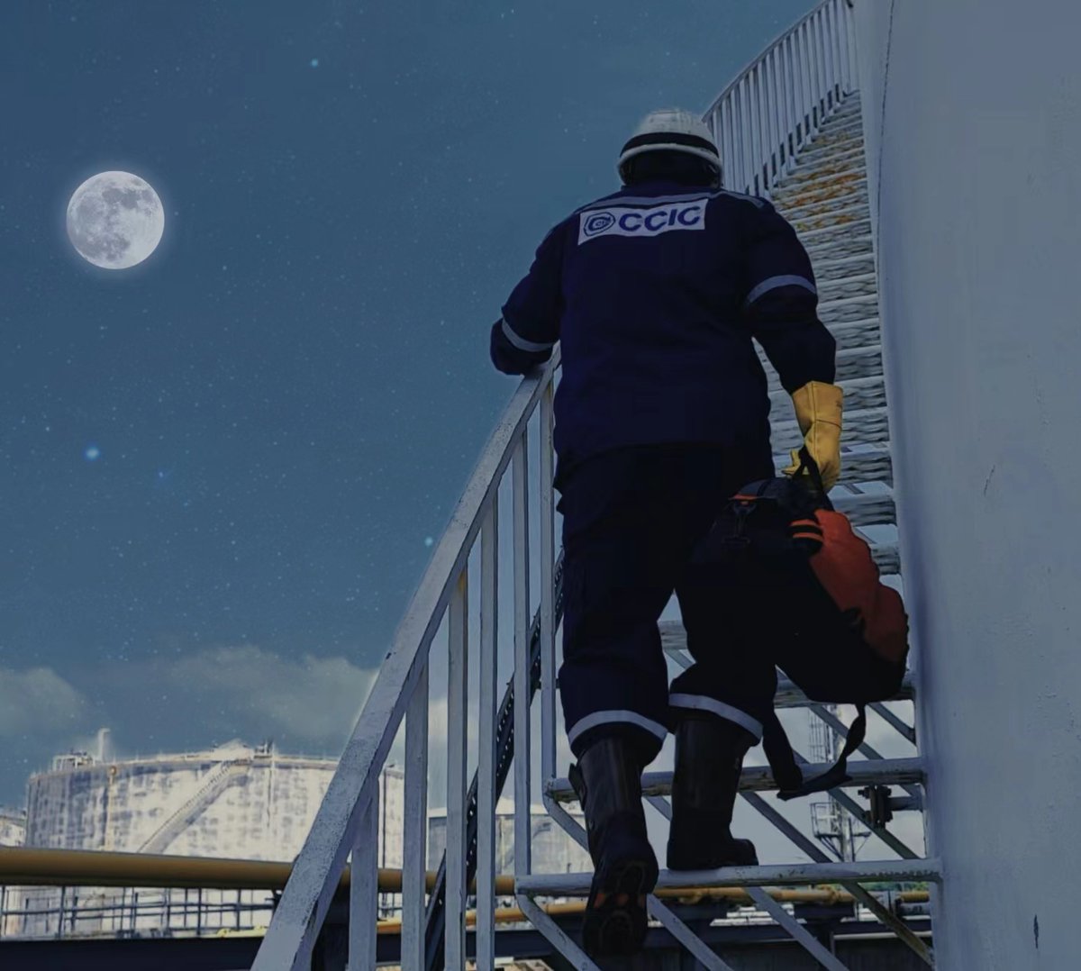 月至中秋明，人逢佳节亲。时近中秋，中国中检新加坡公司石油化工部员工在新加坡 裕廊海港油储码头检验一线奔波忙碌，进行人工检尺作业，确保储运数质量，为客户生产建设保障赋能。