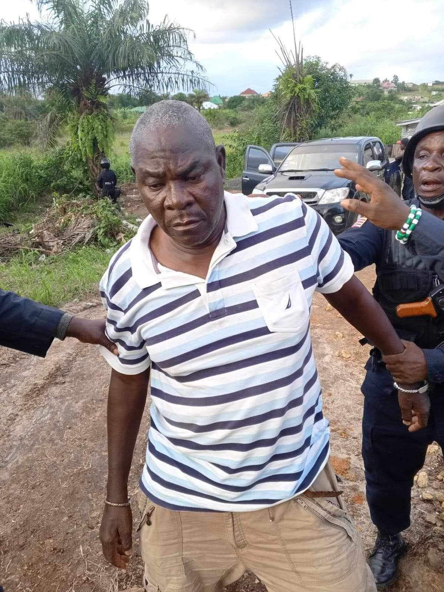 🚨Condamné à la réclusion criminelle à perpétuité assortie d’une période de sûreté de 25 ans lors du procès des massacres du 28 sept en Guinée, le Colonel Claude Pivi a été arrêté au Liberia après son évasion à la maison centrale.
Un mandat d’arrêt avait été décerné contre lui.