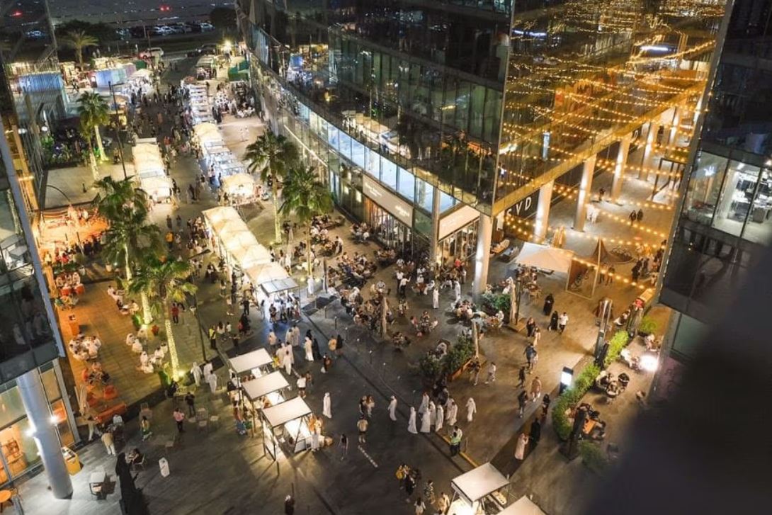 Dubai Design Week is back for its 10th edition! From Nov 5-10, 2024, explore new designs, exhibitions, and activities. Over 500 designers from 40+ countries will showcase their creativity, celebrating Dubai’s status as a global design hub! 🌟 mediaoffice.ae/en/news/2024/s… #VisitDubai