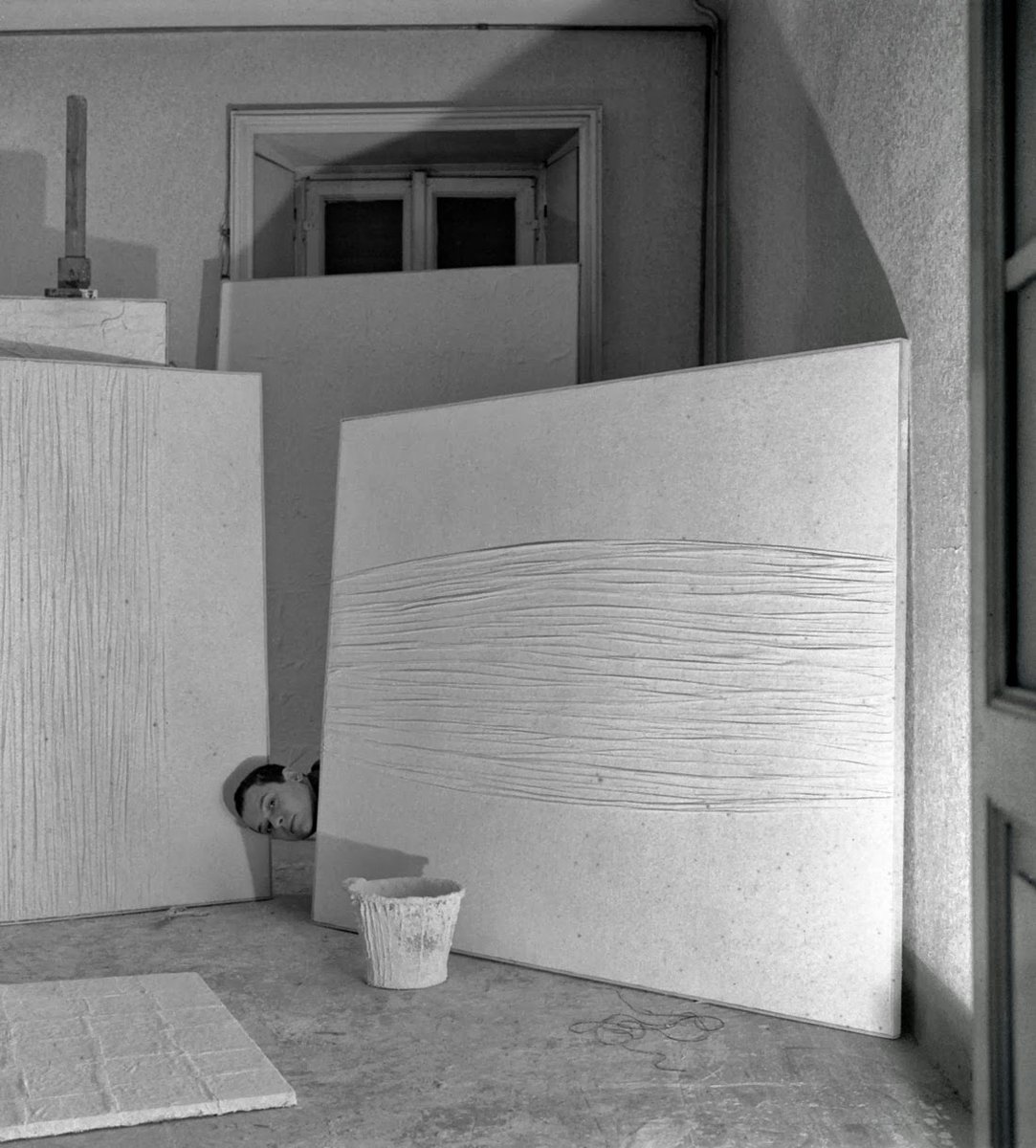 artribune's tweet photo. #fotodelgiorno: Manzoni nel suo studio di Via Fiori Oscuri a Milano nel 1958. Foto di Ennio Vicario https://t.co/qDSE02qW45
