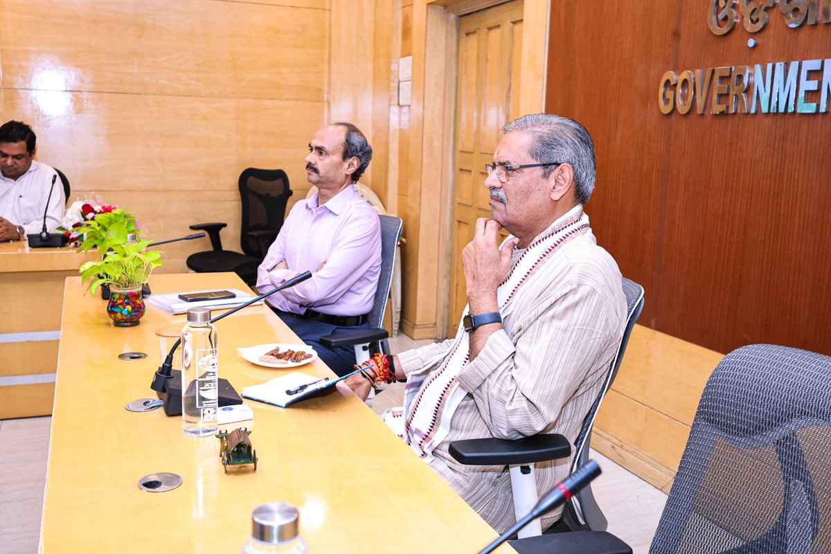 ଆଜି ଲୋକସଭା ଭବନରେ ସମ୍ମିଳନୀ କକ୍ଷ ରେ ସରକାରୀ ଅଟ୍ଟାଳିକାରେ ଶକ୍ତି ସଂରକ୍ଷଣ କାର୍ଯ୍ୟକ୍ରମ ଉପରେ EESL ଟିମ୍ ଦ୍ୱାରା ଏକ ଗୁରୁତ୍ଵପୂର୍ଣ୍ଣ ଉପସ୍ଥାପନାରେ ଯୋଗଦେବାର ସୁଯୋଗ ମିଳିଥିଲା | ଏହି ଅଗ୍ରଗାମୀ ଚିନ୍ତାଧାରା ଆମର ସ୍ଥିରତା ପ୍ରତି ଆମର ପ୍ରତିବଦ୍ଧତାର ଏକ ପ୍ରମାଣ, ଶକ୍ତି ସଂରକ୍ଷଣକୁ ବଢାଇବା ସହିତ ଆମର ସାର୍ବଜନୀନ ଭିତ୍ତିଭୂମି