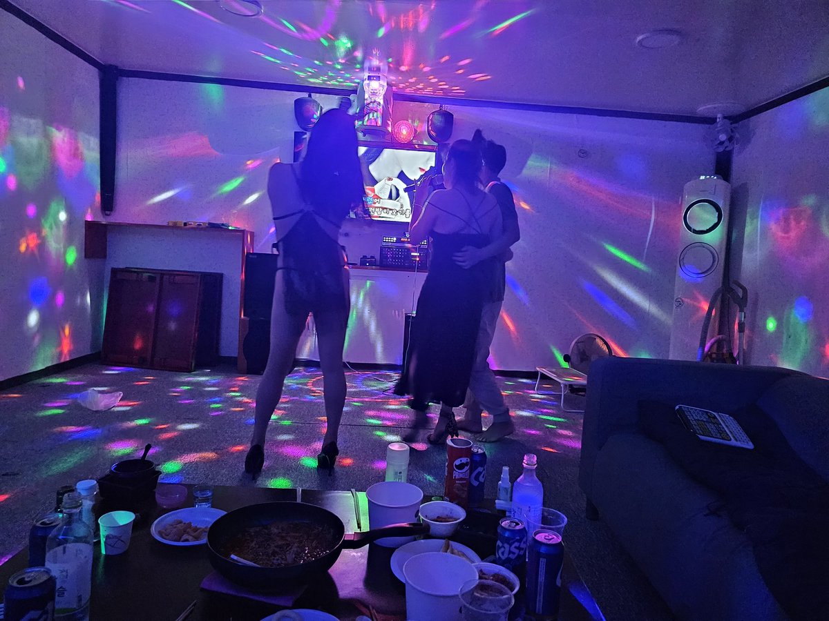 추석연휴 첫날에 독채펜션에서 육아부부만남진행하였습니다~
낮에는 아이들과 열심히놀아주고
저녁엔 노래방도우미 컨셉으로 시작하여
레즈플+첫스왑으로 마무리하였네요~♡
첫 스왑의 떨림과흥분이 여운으로
남아서 연휴내내 뜨거워진 우리~
육아부부님들 함께해요~