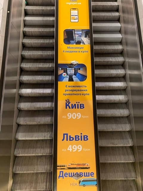 ladslv44's tweet photo. Praha/eskalátory v Metru: 
Kyjev 909,-,Lvov 499,-Kč luxus.spacím vozem ! https://t.co/yALxazRzFU