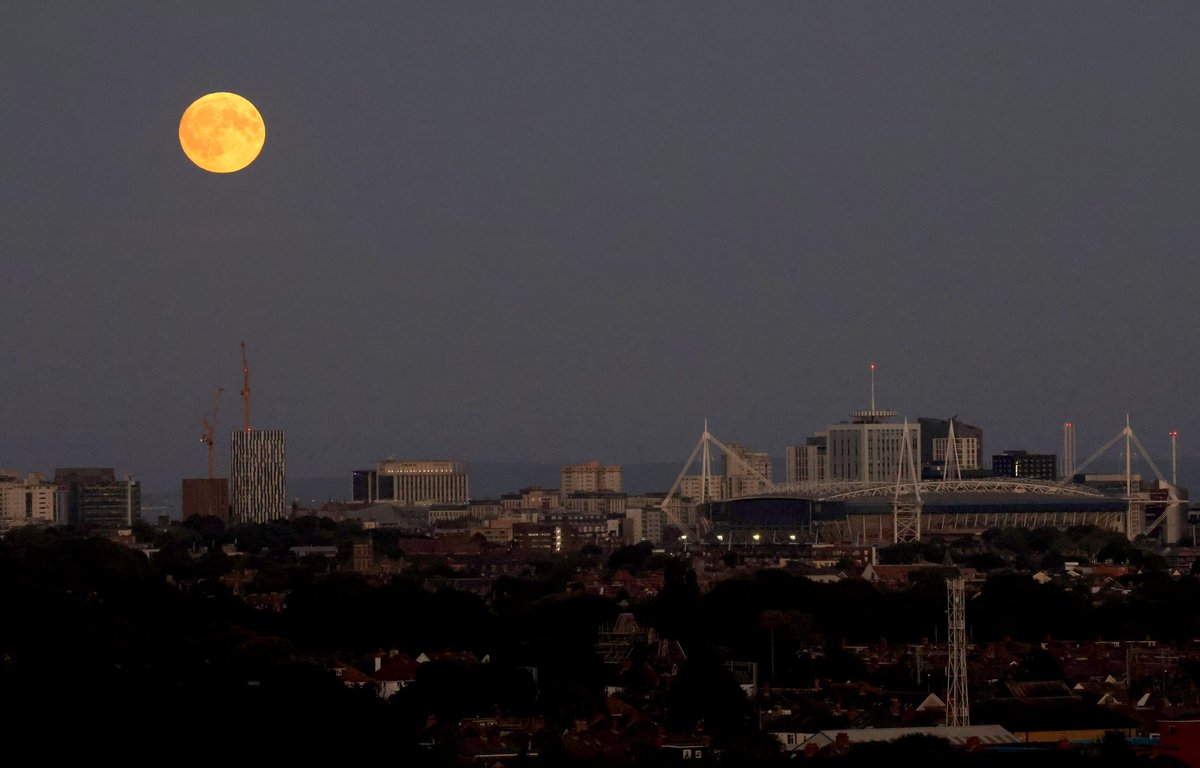 The super #Moon over the #Cardiff skyline 🌙 🏴󠁧󠁢󠁷󠁬󠁳󠁿