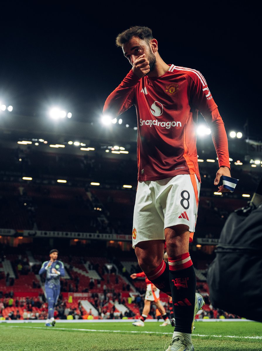 ManUtd's tweet photo. Our skipper 🫶

©️ @B_Fernandes8 

#MUFC || #CarabaoCup https://t.co/95b2vUF4IX