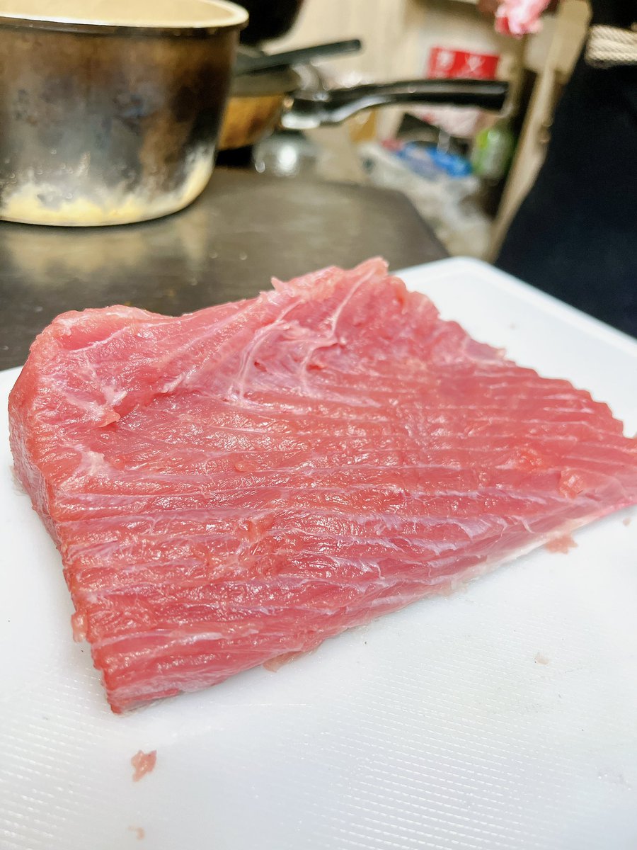 sakabajuku's tweet photo. 【大間のクロマグロ】再入荷予定
酒場塾クオリティの低価格&amp;沢山のお客様に食べていただきたい。てなわけで皆さんご協力のお願いです🙇

🐟マグロ祭り🐟開催！
1️⃣@sakabajuku をフォロー
2️⃣この投稿をいいね♡&amp;リポスト

1,000フォロワー到達で画像の価格で提供！万いいねで塾長に相談します笑
続く↓ https://t.co/7kA8L0vVaR
