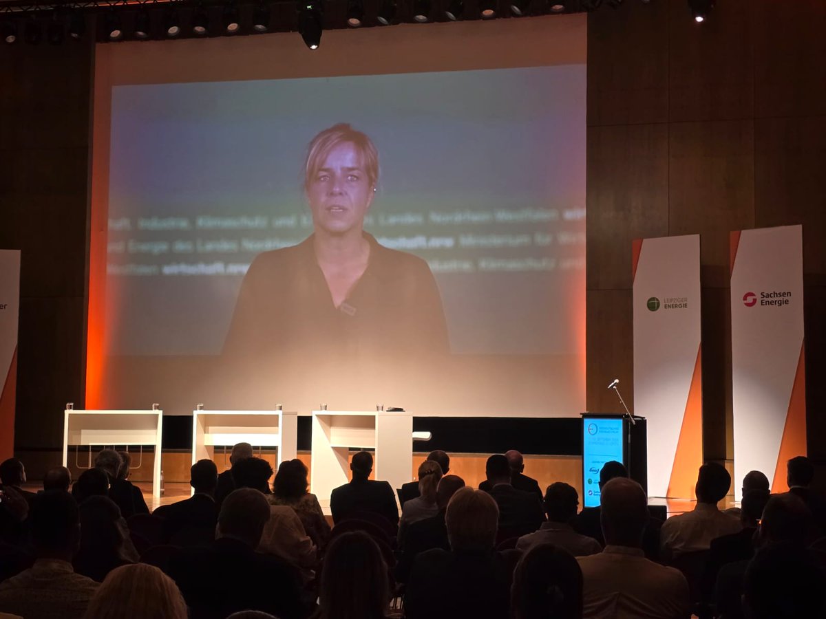 Der zweite Tag des Ostdeutschen Energieforums startet mit der Begrüßung von Dr. Burkhardt Greiff und den Grußworten von Sven Giegold und Mona Neubaur.
#oef24 #energie