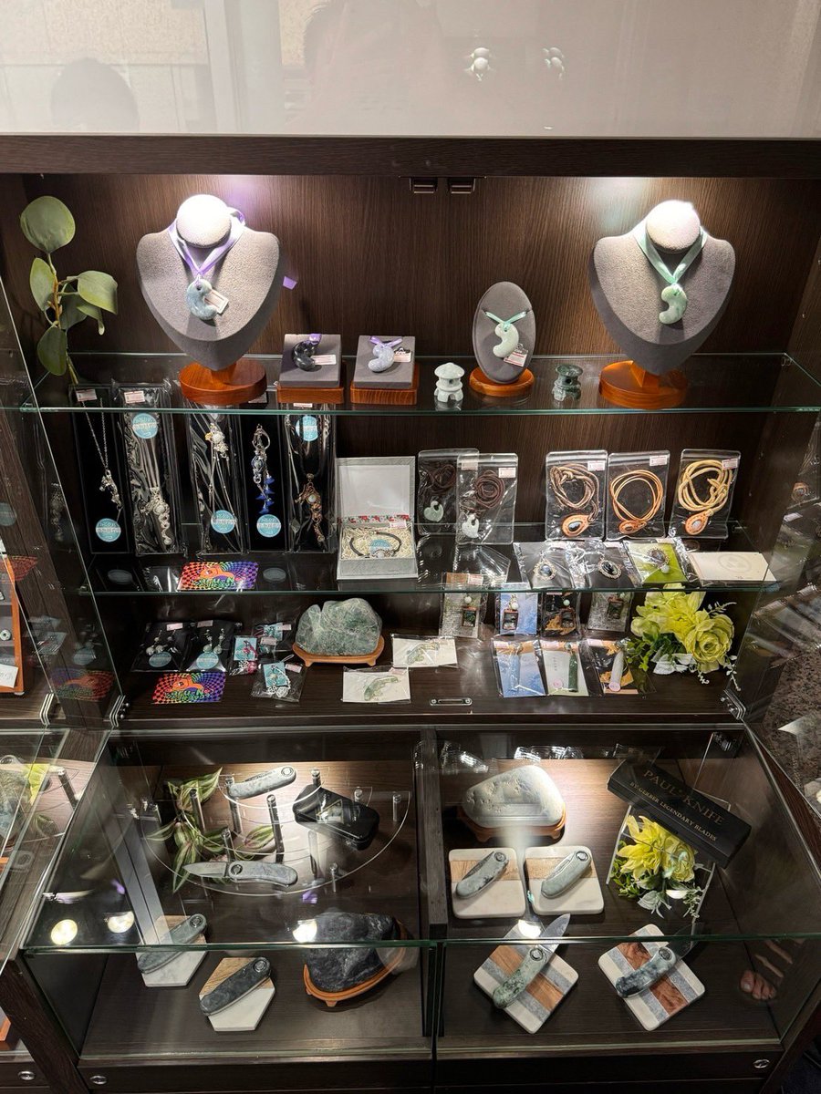 最終値下げ 希少　糸魚川翡翠バングル　59　化粧箱付 最終値下げ 翡翠バングル 天然石 アクセサリー 内径約54.8mm