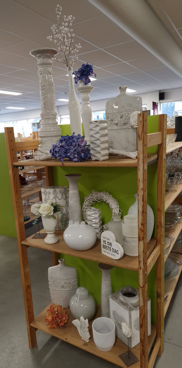 Stichtingactief's tweet photo. Deze schitterende artikelen brengen direct sfeer en warmte in elke ruimte van uw huis. 🪴
Of u nu uw woonkamer wilt opfrissen of uw slaapkamer een nieuwe uitstraling wilt geven, deze items zijn perfect om uw interieur compleet te maken.
#kringloop #tweedehands #preloved #brabant https://t.co/oekIc9Hp0G