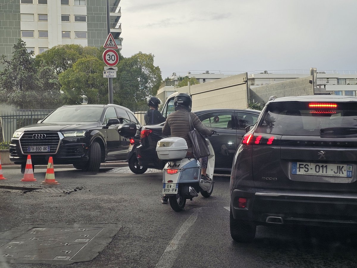 Quand les services de voiries ont des budgets à dépenser et font n'importe quoi : Transformer un endroit étroit mais fluide en lieu de congestion permanente.
Devant la piscine des Oliviers à <a href="/villecannes/">Cannes</a> avec giratoire inutile, bloc de béton sur le bord et dos d'âne illégaux.👏