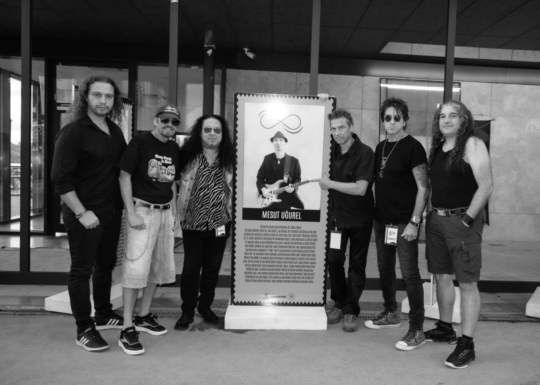 İstanbul Gitar Günleri '24 hatırası. 21 Eylül 2023'te en verimli döneminde kaybettiğimiz sevgili Mesut Uğurel'e ithaf ettiğimiz performans öncesi. (Fotoğraf: Cem Gaygusuz)