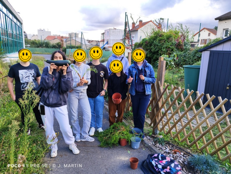 JMartin49350's tweet photo. Après un été de repos, les éco-délégué.e.s du lycée ont enfin retrouvé  le chemin de l’espace biodiversité. Ils ont retroussé leurs manches pour remettre en état l'espace. Ils ont également profité d'une belle récolte ... 
#EDD #Biodiversité #Ecodélégués @edd_versailles https://t.co/aHhfCplPQB