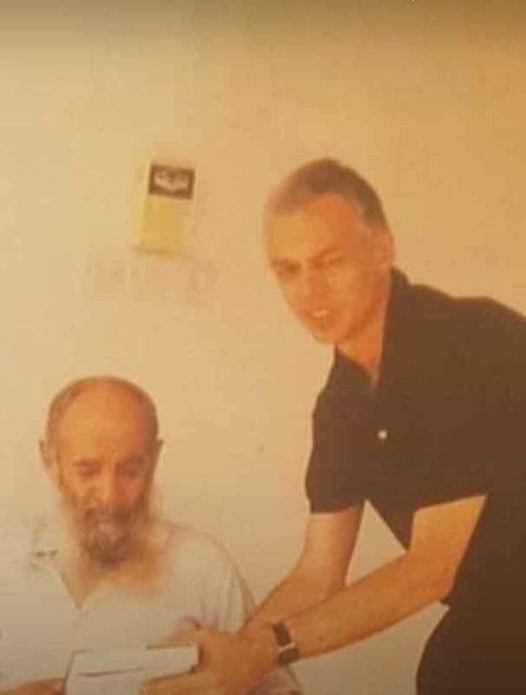 الباحث الهولندي المهتم بدراسة الشعر النبطي الدكتور مارسيل كوربرشوك يقدّم كتابه الأول إلى الشاعر عبدالله الدندان الرجباني الدوسري وذلك في عام 1994م وكان الدندان رحمه الله قد باع إبله ويعاني من الروماتيزم.
عمر الصورة ٣٠ سنة